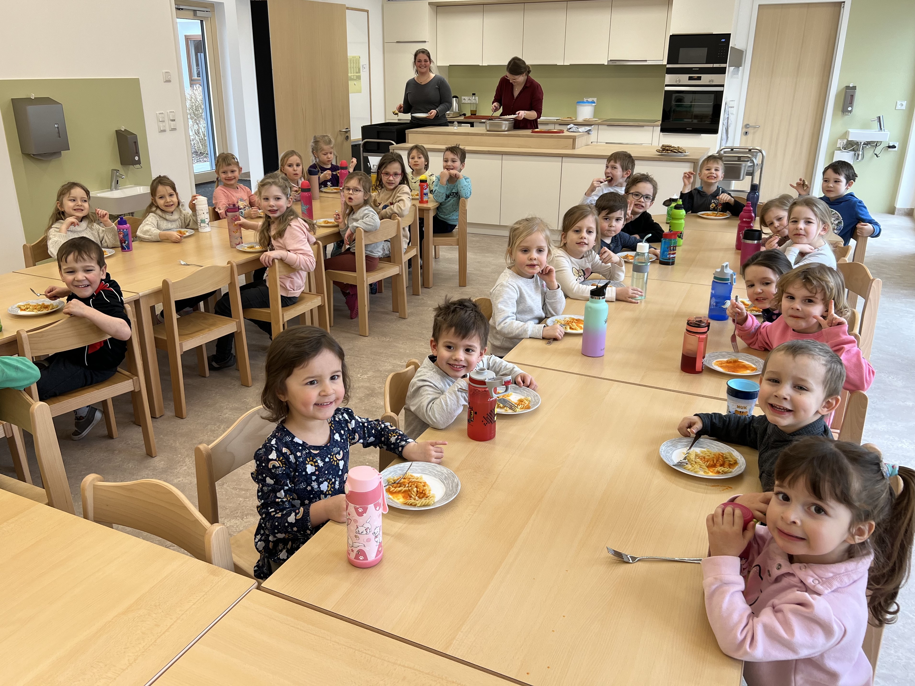  Die strahlenden Augen sagen alles: Im neuen lichtdurchfluteten Speiseraum können nun alle Mittagskinder gemeinsam die warmen Mahlzeiten einnehmen. 